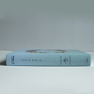 Biblia RVR 1960 letra grande, manual, tapa dura con nombres de Dios, flores azul / Spanish Bible RVR 1960 Handy Size, LP, HC with Names of God, blue flowers interior 3 (ISBN 9781644737132)