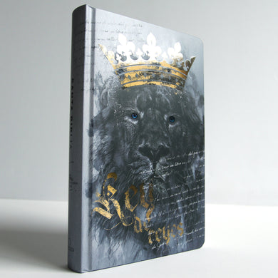 Biblia RVR60 letra grande tamaño manual, tapa dura León Rey de Reyes / Spanish Bible RVR60 Handy Size Large Print Hardcover Lion King of Kings interior 2 (ISBN 9781644737781)