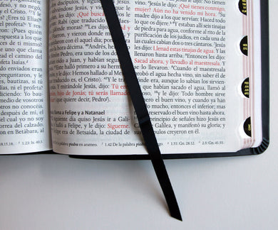 Biblia Reina Valera 1960 letra grande. Piel Premier negro, índice, tamaño manual/ Spanish Bible RVR 1960 Handy Size, Large Print, Index Tabs, Bonded Leather B interior 2 (ISBN 9781644739402)