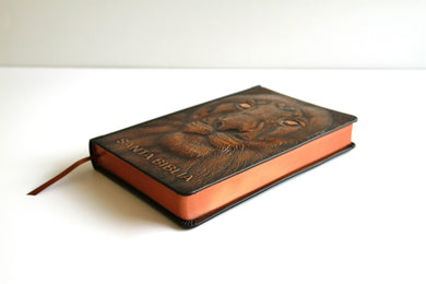 Biblia RVR 1960 Letra grande León de Judá edición especial bronce / Spanish Bible RVR 1960 Large Print Imitation Leather Lion of Judah Special Edition interior 2 (ISBN 9798890980076) [onix:6cdbc7bba3b7869821e8e0d835f1b81e]