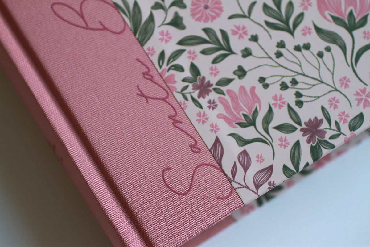 Biblia de Apuntes RVR 1960. Tapa dura, rosada con flores / Spanish Journalling Bible RVR 1960 Hardcover Pink with Flowers interior 3 (ISBN 9798890985118) [onix:005806fdddaec23a44ff7a97e5d2464a]