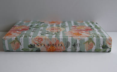 Biblia Reina Valera 1960 letra grande, tamaño manual con índice, tapa dura rosas rosadas / Spanish Bible RVR 1960 Handy Size Large Print HC with Thumb Index interior 6 (ISBN 9798890985583) [onix:33fa7677ca6e5ae81f35edd91964d85b]