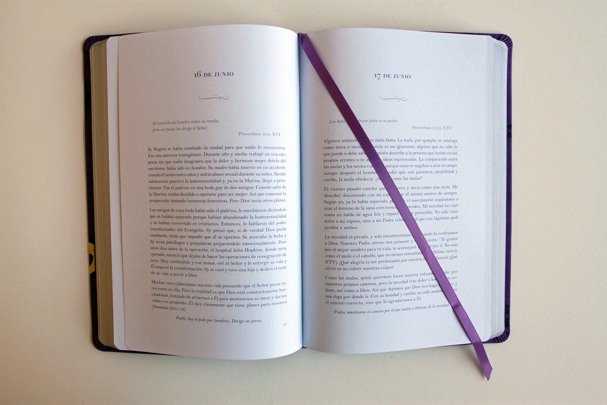 Un año con Dios: 365 devocionales para la mujer / A Year with God. Purple Leathersoft: 365 Devotions for Women interior 1 (ISBN 9798890981691) [onix:604b3aee8941cbacb164969fb6464fc6]
