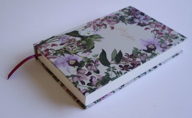 La Biblia Católica: Edición letra grande. Tapa dura, morada con flores / Catholic Bible: Large Print, Hard Cover, Purple with flowers interior 9 (ISBN 9798890985316) [onix:fda8682c0c0aae624f2b858021a59122]