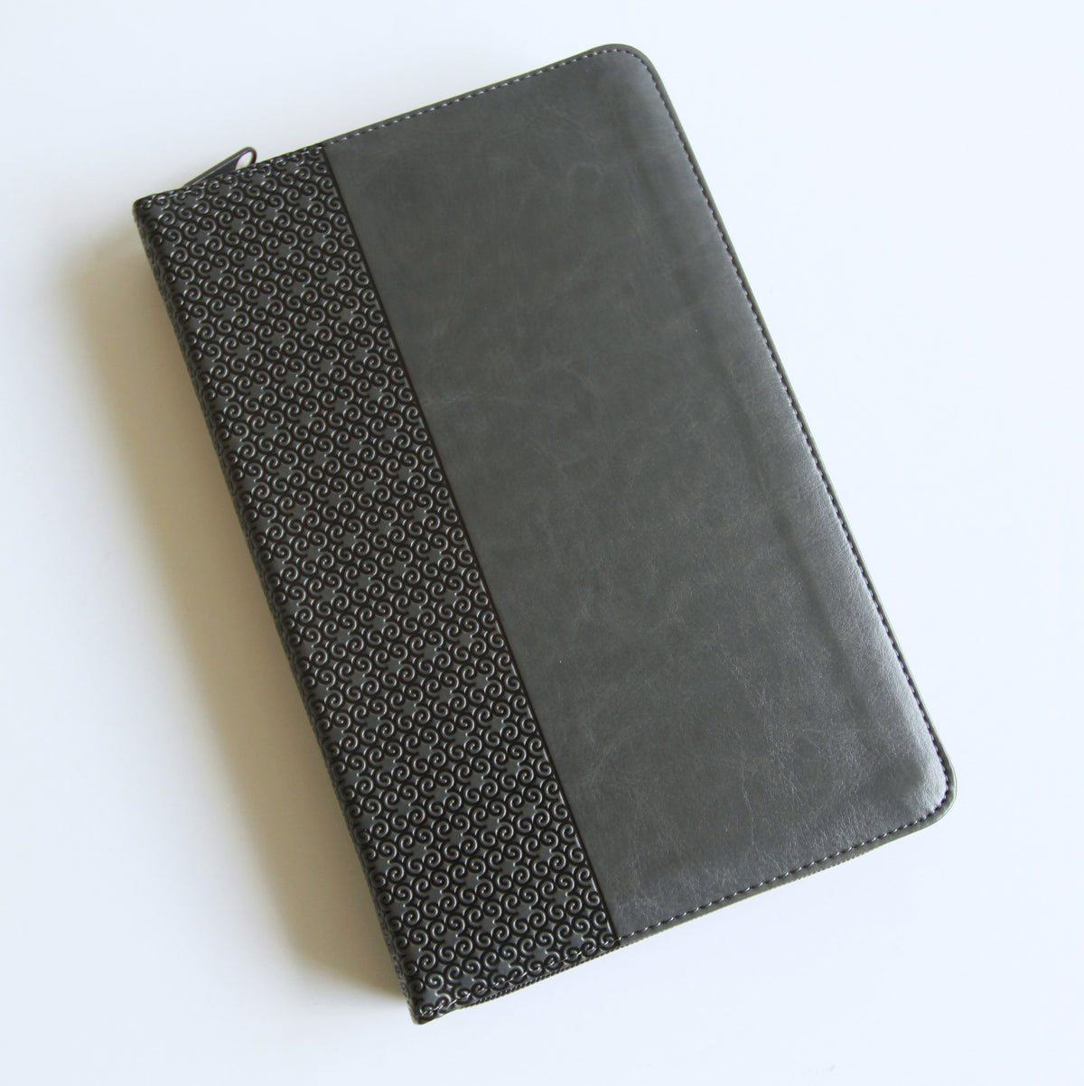 Biblia Reina Valera letra gigante, símil piel gris con cremallera e índice / Spanish Bible Reina Valera Giant Print, Gray Leathersoft with Zipper and Index interior 1 (ISBN 9798890988218) [onix:78e3471994b49df1ed87118418d71cc0]