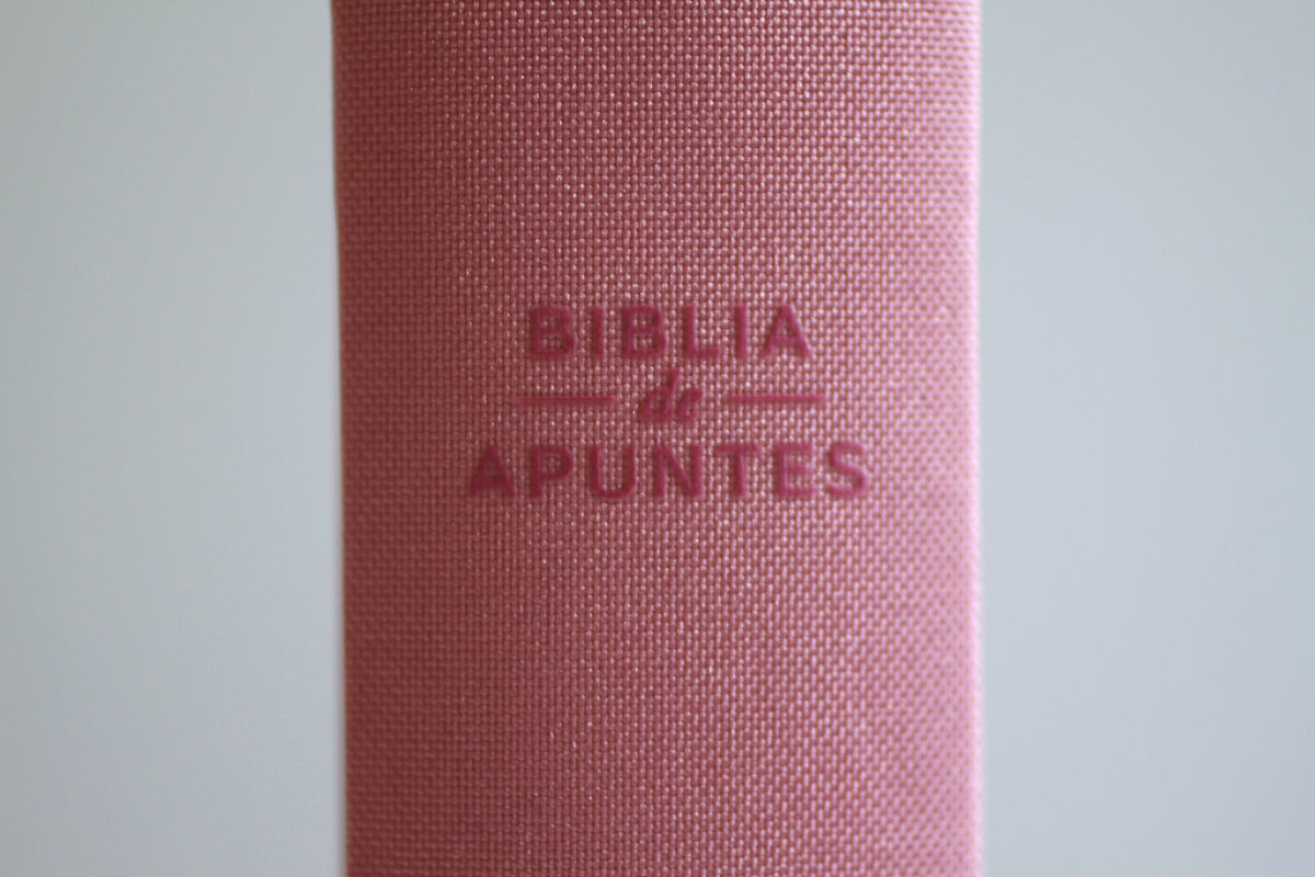 Biblia de Apuntes RVR 1960. Tapa dura, rosada con flores / Spanish Journalling Bible RVR 1960 Hardcover Pink with Flowers interior 4 (ISBN 9798890985118) [onix:3b28a2f503169a06780bd028bc7fc77c]
