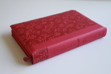 Biblia RVR 1960 letra gigante, tamaño manual, símil piel rosada, cremallera, índice / Spanish Bible RVR 1960 Giant Print, handy Size, Pink Leathersoft interior 2 (ISBN 9798890985088) [onix:fb8dda4c177370e5ca9af26d89bae6c7]