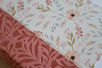 Biblia RVR 1960 Letra gigante, símil piel rosada con flores (Edición cantos pintados / Spanish Bible RVR 1960 Giant Print Handy Size Leathersoft Pink floral interior 10 (ISBN 9798890982223) [onix:a28d15c0d0ba78f540807b0653aa26e7]