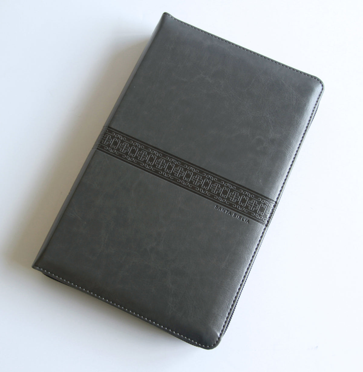 Biblia RVR 1960 Tamaño manual, letra gigante, piel gris con cremallera e índice / Spanish Bible RVR 1960 Giant Print, Gray Leathersoft with Zipper and Index interior 2 (ISBN 9798890985682) [onix:d20beb4ddbcfba88e5cabef6af4e9729]