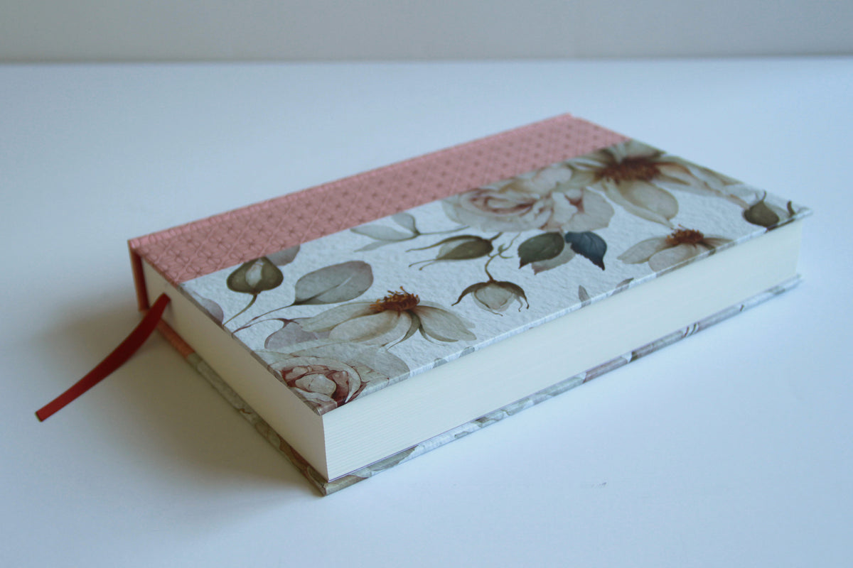 La Biblia Católica: Edición letra grande. Tapa dura, Tela rosada con flores / Catholic Bible: Large Print, Hard Cover, Pink Cloth with flowers interior 4 (ISBN 9798890985309) [onix:578ace9f6b65d77bdcc6dc5f313411cc]