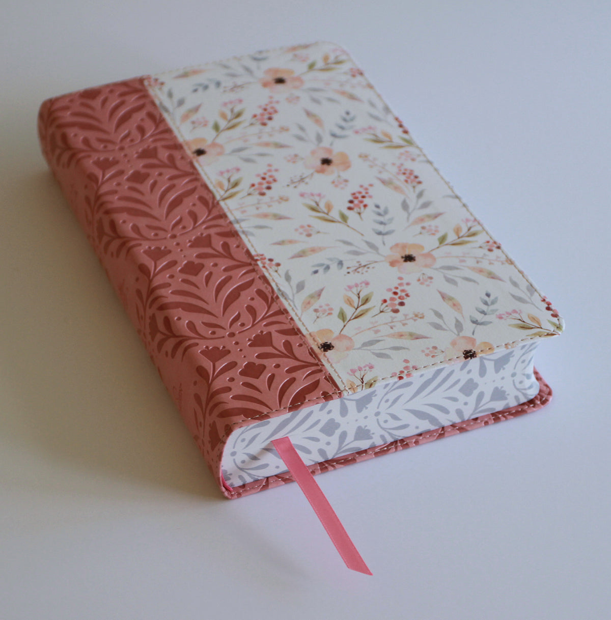 Biblia RVR 1960 Letra gigante, símil piel rosada con flores (Edición cantos pintados / Spanish Bible RVR 1960 Giant Print Handy Size Leathersoft Pink floral interior 3 (ISBN 9798890982223) [onix:7a613dda50fa60362e3efb0374a1b833]