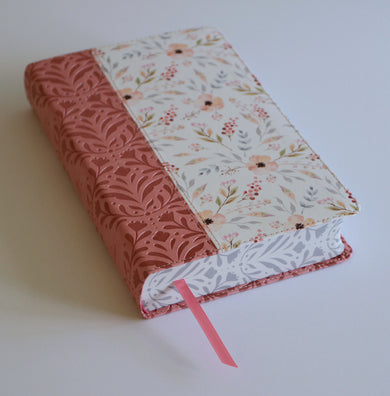 Biblia RVR 1960 Letra gigante, símil piel rosada con flores (Edición cantos pintados / Spanish Bible RVR 1960 Giant Print Handy Size Leathersoft Pink floral interior 3 (ISBN 9798890982223) [onix:7a613dda50fa60362e3efb0374a1b833]