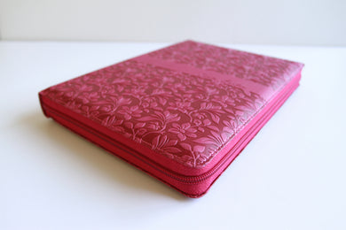 Biblia Reina Valera Revisada 1960 letra súper gigante, símil piel fucsia rosada, cremallera e índice / Spanish Bible RVR 1960 Super Giant Print, Fuchsia Pink interior 5 (ISBN 9798890985712) [onix:e294482f1efbb07910af21f78521a455]