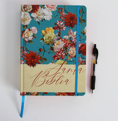 Biblia de Apuntes RVR 1960 Tapa dura, Azul celeste con flores (Edición cantos pintados) / Spanish Journaling Bible RVR 1960 Hardcover Light Blue with Flowers interior 5 (ISBN 9798890982278) [onix:11bfb07ea08b1a1f9c20da11894f7edc]