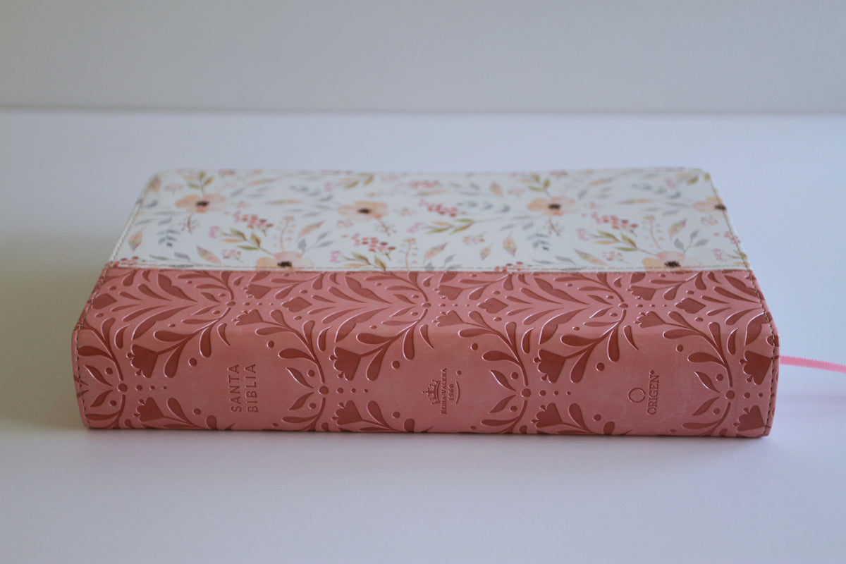 Biblia RVR 1960 Letra gigante, símil piel rosada con flores (Edición cantos pintados / Spanish Bible RVR 1960 Giant Print Handy Size Leathersoft Pink floral interior 1 (ISBN 9798890982223) [onix:9b13fc25b23d3c97c949ff9667f17d6f]