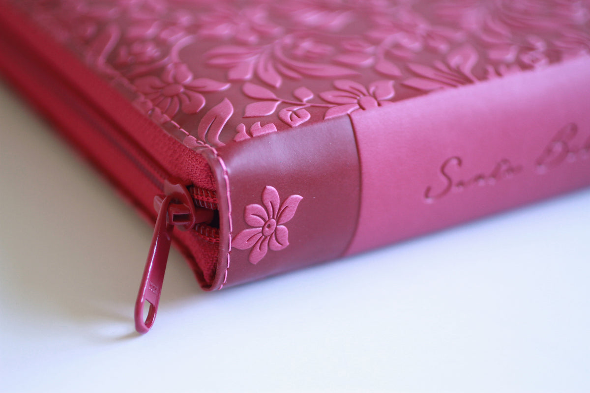 Biblia Reina Valera Revisada 1960 letra súper gigante, símil piel fucsia rosada, cremallera e índice / Spanish Bible RVR 1960 Super Giant Print, Fuchsia Pink interior 4 (ISBN 9798890985712) [onix:bfc58490a86fb5e6378e89bd3e88b4bf]