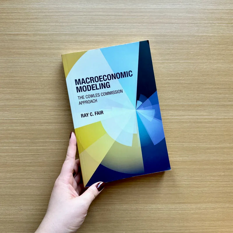 Macroeconomic Modeling US - Paperback / softback