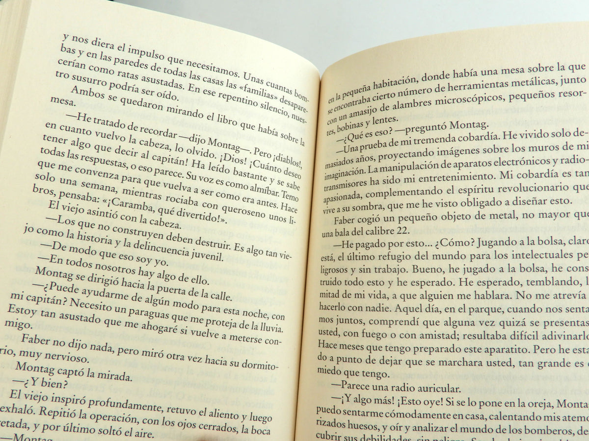 Fahrenheit 451 (Spanish Edition) interior 2 (ISBN 9781644730539)