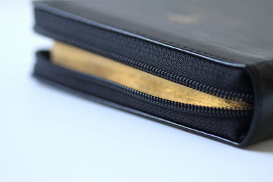 Biblia Católica en español. Símil piel negro, con cremallera, tamaño compacto / Catholic Bible. Spanish-Language, Leathersoft, Black, Zipper Compact interior 2 (ISBN 9781644732991)