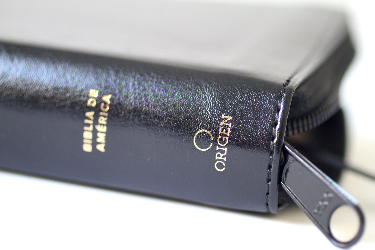 Biblia Católica en español. Símil piel negro, con cremallera, tamaño compacto / Catholic Bible. Spanish-Language, Leathersoft, Black, Zipper Compact interior 5 (ISBN 9781644732991)