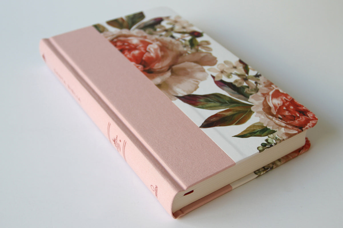 Biblia Reina Valera 1960 letra grande. Tapa Dura, Tela rosada con flores, tamaño manual / Bible RVR 1960. Handy Size, Large Print, Hardcover, Pink interior 2 (ISBN 9781644733875)