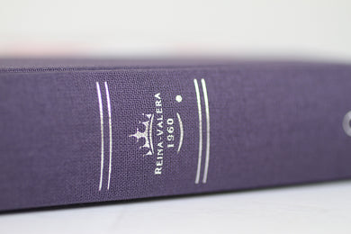 Biblia RVR 1960 letra grande. Tapa dura tela azul púrpura con flores tamaño manual / Bible RVR 1960 Handy Size Hardcover Cloth with Purple Blue Flowers interior 2 (ISBN 9781644734599)