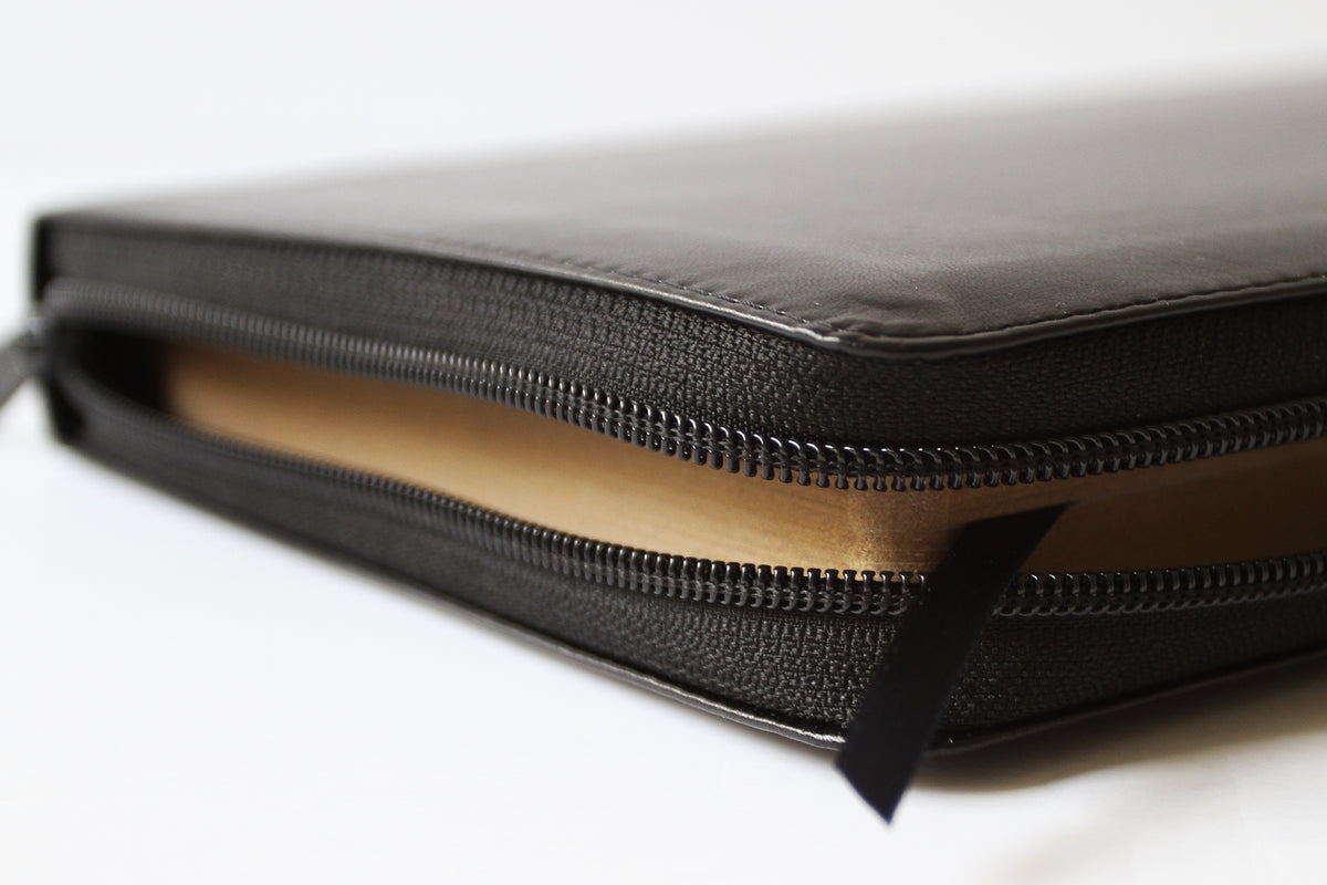 La Biblia Católica letra y tamaño grande. Símil piel negra, cremallera / Catholic Bible in spanish Black Leathersoft with Zipper interior 6 (ISBN 9781644734612)
