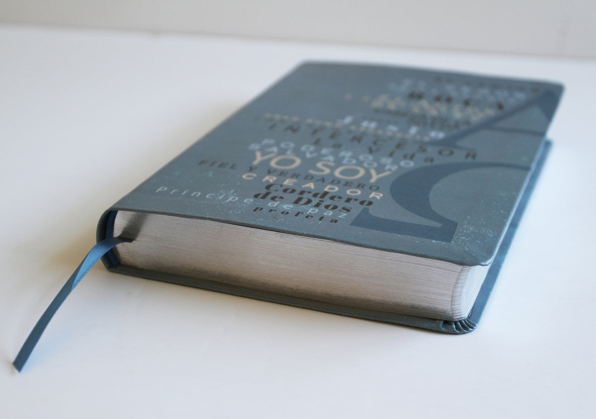 Biblia RVR 1960 letra grande tamaño manual, simil piel azul Alpha Omega con nombres de Dios / Spanish Bible RVR 1960 Handy Size Large Print Leathersoft interior 2 (ISBN 9781644735619)