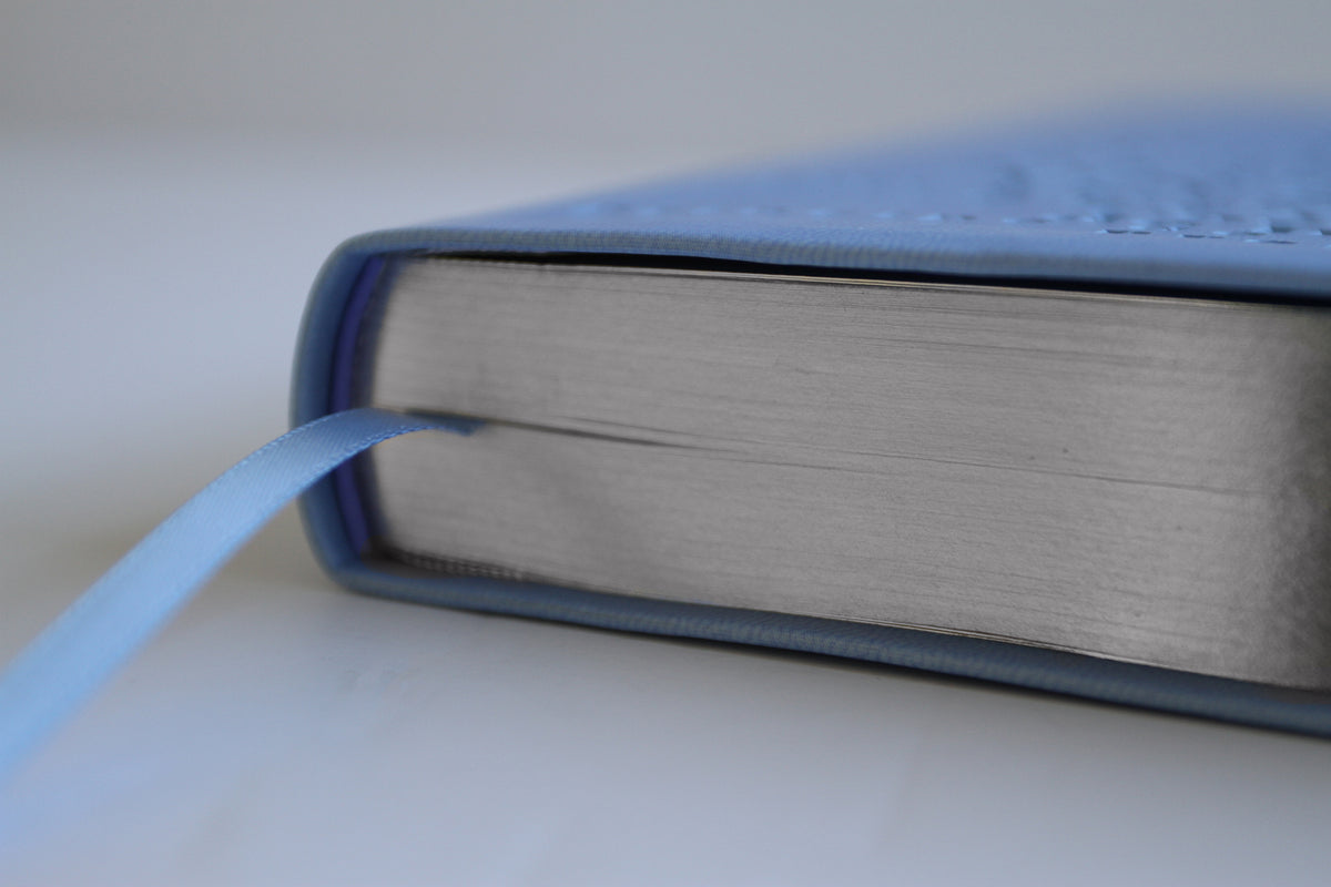 Biblia RVR 1960 letra grande tamaño manual, símil piel azul celeste con nombres de Dios / Spanish Bible RVR 1960 Handy Size Large Print Leathersoft Soft Blue interior 2 (ISBN 9781644735626)