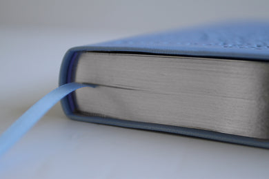 Biblia RVR 1960 letra grande tamaño manual, símil piel azul celeste con nombres de Dios / Spanish Bible RVR 1960 Handy Size Large Print Leathersoft Soft Blue interior 2 (ISBN 9781644735626)