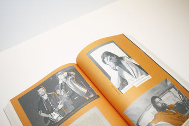 Juanes. La Biografía / Juanes. The Biography interior 3 (ISBN 9781644736920)