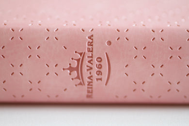 Biblia Reina Valera 1960 letra grande. Piel rosada con flores, tamaño manual / Spanish Bible RVR 1960 Large Print. Imitation Pink Leather With Flowers interior 2 (ISBN 9781644739679)