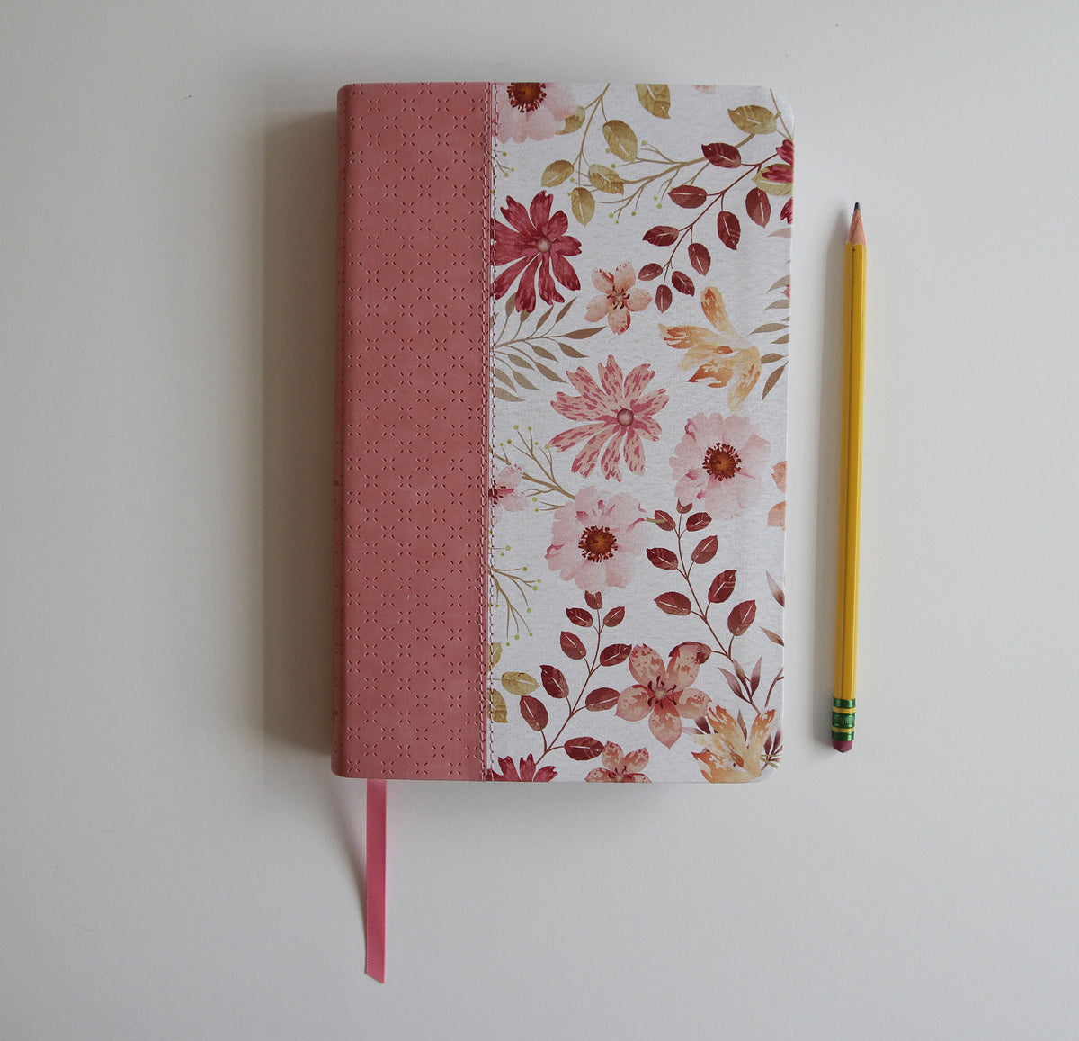 Biblia Reina Valera 1960 letra grande. Piel rosada con flores, tamaño manual / Spanish Bible RVR 1960 Large Print. Imitation Pink Leather With Flowers interior 5 (ISBN 9781644739679)