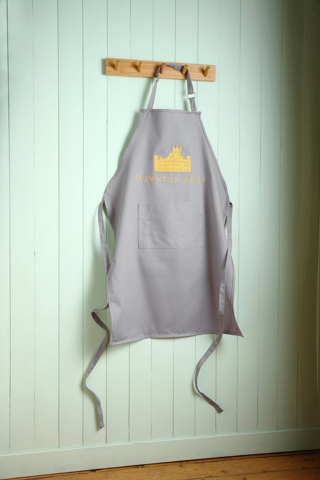 Official Downton Abbey Cookbook - Gift Set (Book + Apron) inside page 2