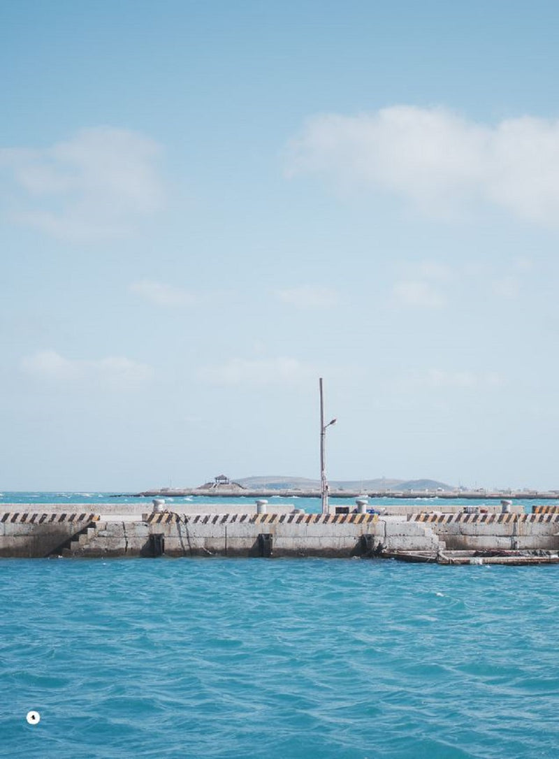 海裡咬山：澎湖赤崁丁香漁人學 平裝書 Paperback