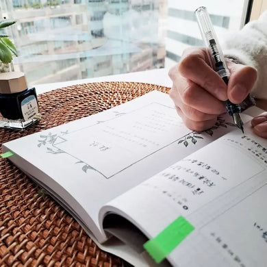 生如夏花•幸福抄寫：書寫詩，擦亮心。跟著泰戈爾，寫出365個平凡日常的心靈綠洲 平裝書 Paperback