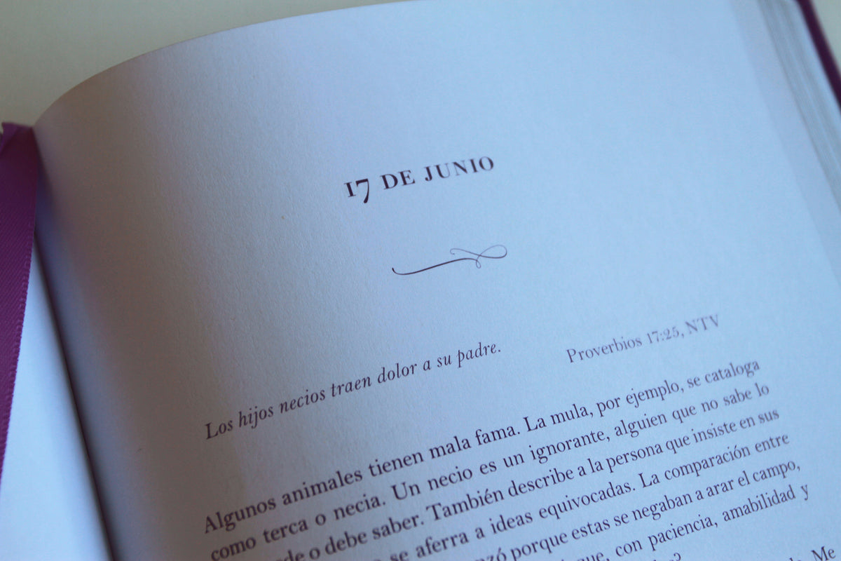 Un año con Dios: 365 devocionales para la mujer / A Year with God. Purple Leathersoft: 365 Devotions for Women interior 7 (ISBN 9798890981691) [onix:bb14e0f745c2f9cec0e0c70f53ad33fa]
