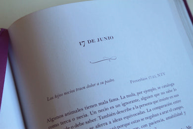 Un año con Dios: 365 devocionales para la mujer / A Year with God. Purple Leathersoft: 365 Devotions for Women interior 7 (ISBN 9798890981691) [onix:bb14e0f745c2f9cec0e0c70f53ad33fa]