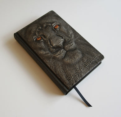 Biblia RVR 1960 Letra grande León de Judá edición especial plata con índice y canto negro / Spanish Bible RVR 1960 Large Print Imitation Leather Lion of J interior 2 (ISBN 9798890985668) [onix:c675aef974abed7464f6677f00d972af]