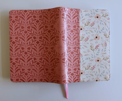 Biblia RVR 1960 Letra gigante, símil piel rosada con flores (Edición cantos pintados / Spanish Bible RVR 1960 Giant Print Handy Size Leathersoft Pink floral interior 2 (ISBN 9798890982223) [onix:5292b0e1ae5ec928884ed7b1facec168]