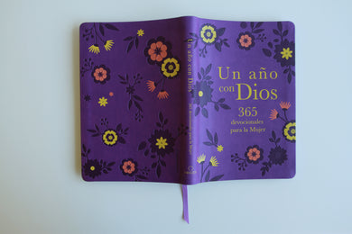 Un año con Dios: 365 devocionales para la mujer / A Year with God. Purple Leathersoft: 365 Devotions for Women interior 2 (ISBN 9798890981691) [onix:035bfd415acf4464c2f79adef5bdc9c3]