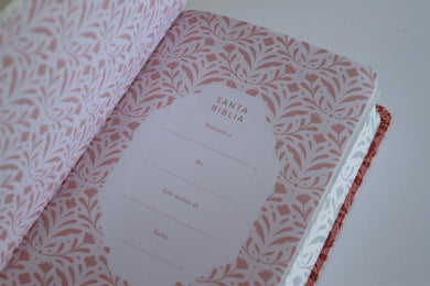 Biblia RVR 1960 Letra gigante, símil piel rosada con flores (Edición cantos pintados / Spanish Bible RVR 1960 Giant Print Handy Size Leathersoft Pink floral interior 6 (ISBN 9798890982223) [onix:ef2243ab0828fade861254cd0db12f81]