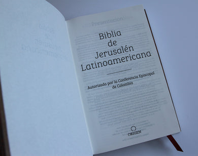 Biblia Católica Biblia de Jerusalén Latinoamericana, tapa dura marrón / Spanish Jerusalem Bible, Latin American Edition Hardcover Sand Color interior 6 (ISBN 9798890984494) [onix:cbdddb0840381929b0ddec3b230ece5b]