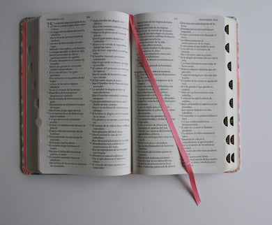 Biblia Reina Valera 1960 letra grande, tamaño manual con índice, tapa dura rosas rosadas / Spanish Bible RVR 1960 Handy Size Large Print HC with Thumb Index interior 4 (ISBN 9798890985583) [onix:8e221315d09ab9e14afdf9af5848d2ba]