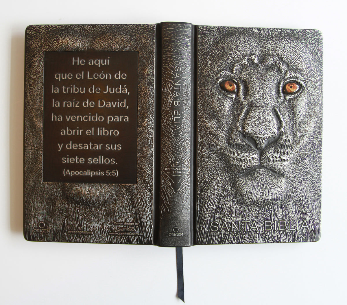Biblia RVR 1960 Letra grande León de Judá edición especial plata con índice y canto negro / Spanish Bible RVR 1960 Large Print Imitation Leather Lion of J interior 8 (ISBN 9798890985668) [onix:bdc72852cbc5521f73a0d8f22e6c2b4d]