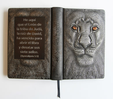 Biblia RVR 1960 Letra grande León de Judá edición especial plata con índice y canto negro / Spanish Bible RVR 1960 Large Print Imitation Leather Lion of J interior 8 (ISBN 9798890985668) [onix:bdc72852cbc5521f73a0d8f22e6c2b4d]