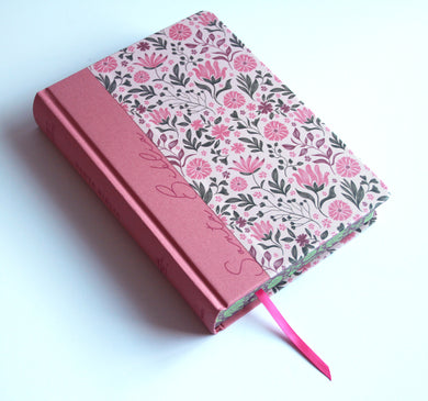 Biblia de Apuntes RVR 1960. Tapa dura, rosada con flores / Spanish Journalling Bible RVR 1960 Hardcover Pink with Flowers interior 10 (ISBN 9798890985118) [onix:a5b8eb8f959a7fbddcd0c1bb37237fbe]